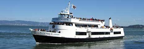 Экскурсионный катер фирмы Alcatraz Cruises LLC перевозящий туристов на остров Алькатрас