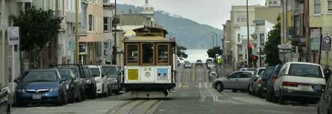 Очередной вагончик подъезжает к Музею канатного трамвая