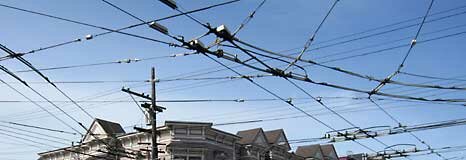 Типичный городской перекресток: паутина проводов над головой.