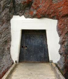 Дверь в скале – проход к маяку на мысе Бонита.