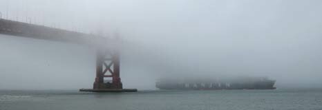Корабль, проходящий в тумане под мостом Золотые ворота.