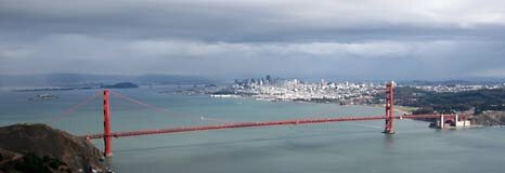 Вид на пролив и мост Золотые ворота и город Сан-Франциско с Соколиного холма