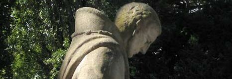 Статуя миссионера отца Серры на кладбище миссии Долорес