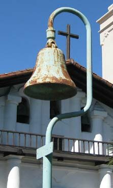 Историческое наследие Калифорнии – столбы с колоколами вдоль дороги Камино реал