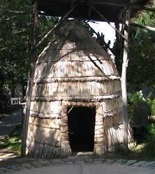 Копия жилища индейцев племени олони на кладбище миссии Долорес