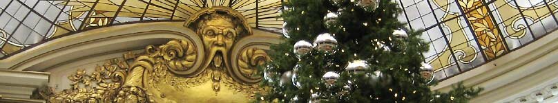 Рождественская елка в универмаге Neiman Marcus нравится всем, кроме этого парня!