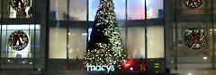 Рождественская елка у входа в универмаг Macy’s.
