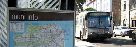 Схема маршрутов городского общественного транспорта на остановке троллейбуса в Сан-Франциско.